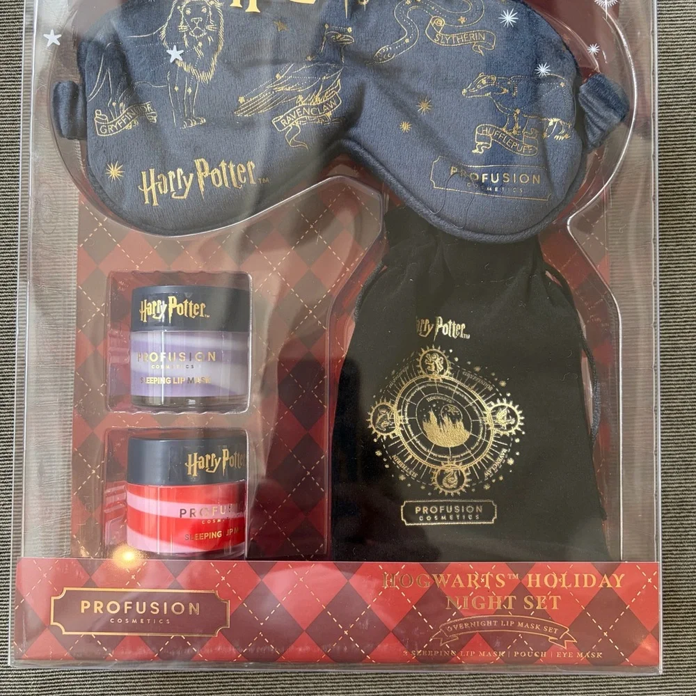 Hogwarts Holiday Night Set Harry Potter  Limited Edition w/ Harry Potter Mirror